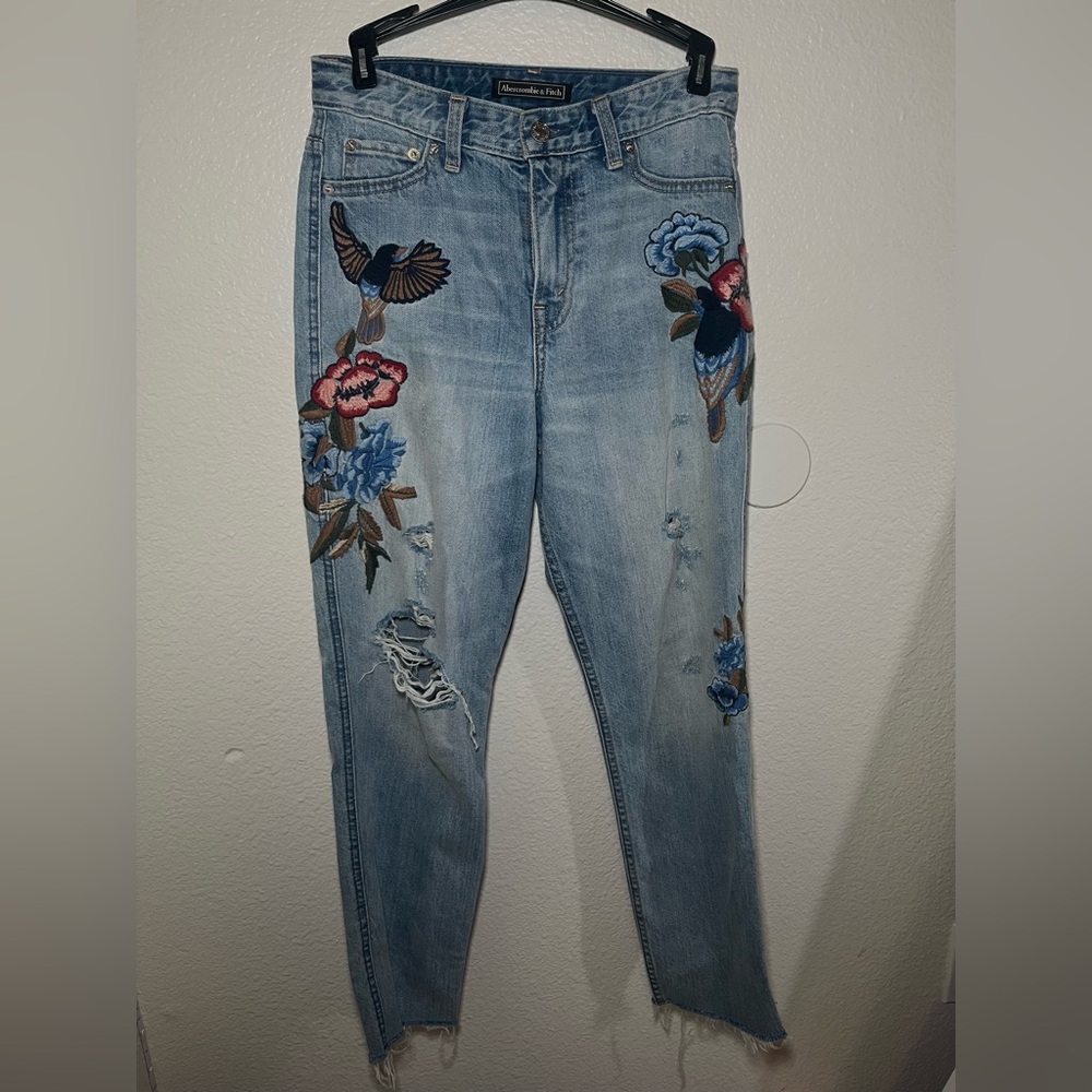 Abercrombie and Fitch Embroided Jeans size 25 Length 27